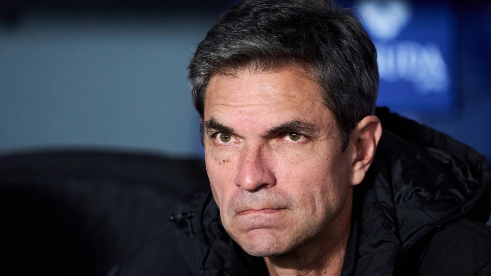 Ex-técnico da Premier League aparece no radar do Santos