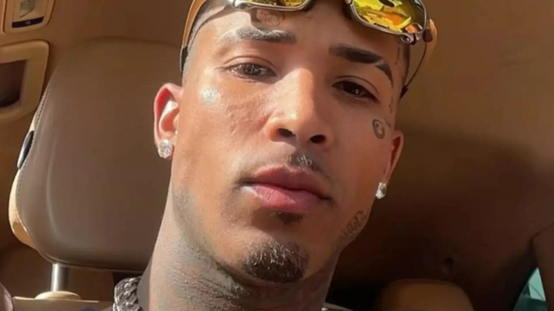 Influenciador Gato Preto é liberado de delegacia após bater Porsche e fugir do local do acidente