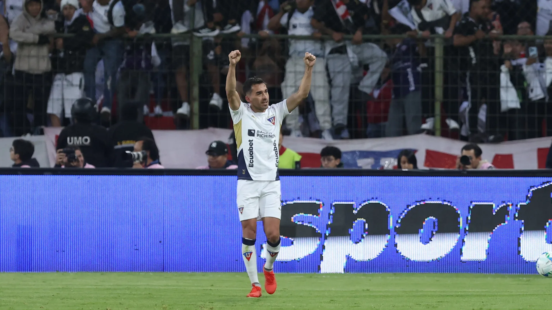 Botafogo não resiste a bombardeio, perde para LDU e dá adeus ao sonho do bi