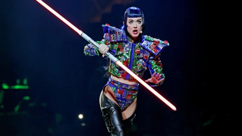 Jovem fã desmaia em palco em show da Katy Perry