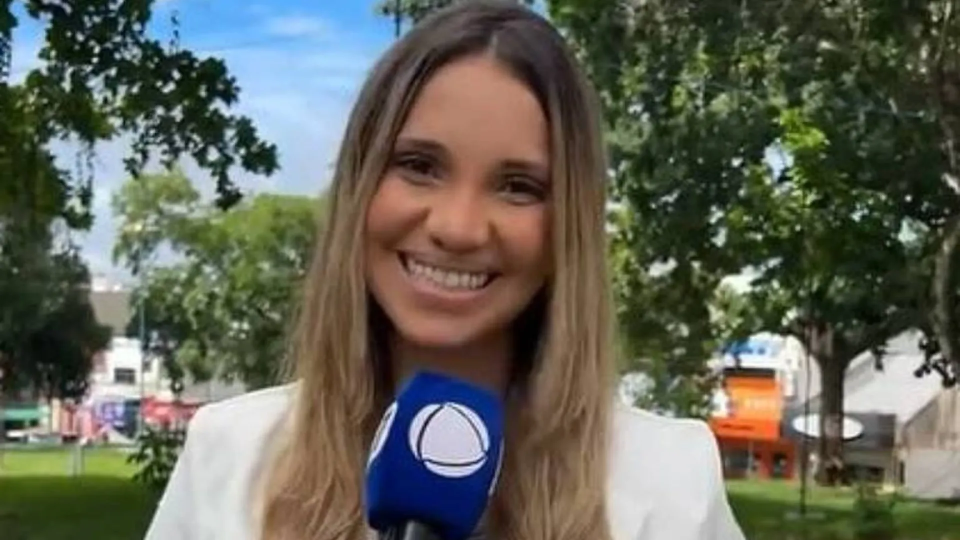 Repórter da Record Bahia entra em trabalho de parto ao vivo