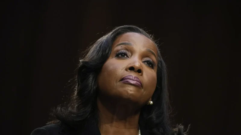 Trump ataca autonomia do Fed e diz que brigará por demissão de diretora