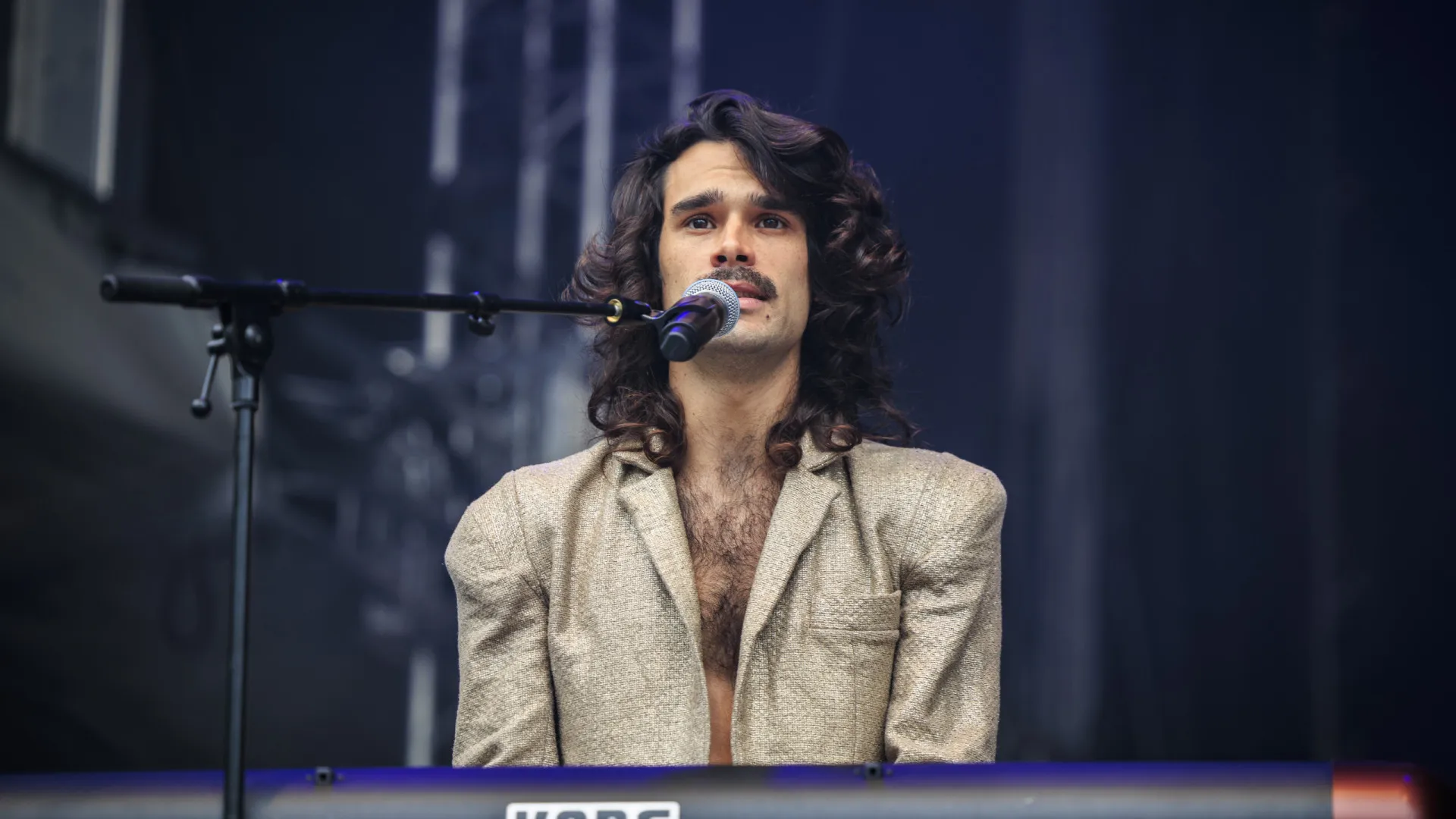 Zé Ibarra reflete sobre o mal estar contemporâneo com a própria imagem em disco