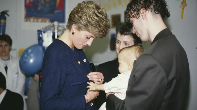 Cápsula do tempo da princesa Diana é aberta em hospital de Londres