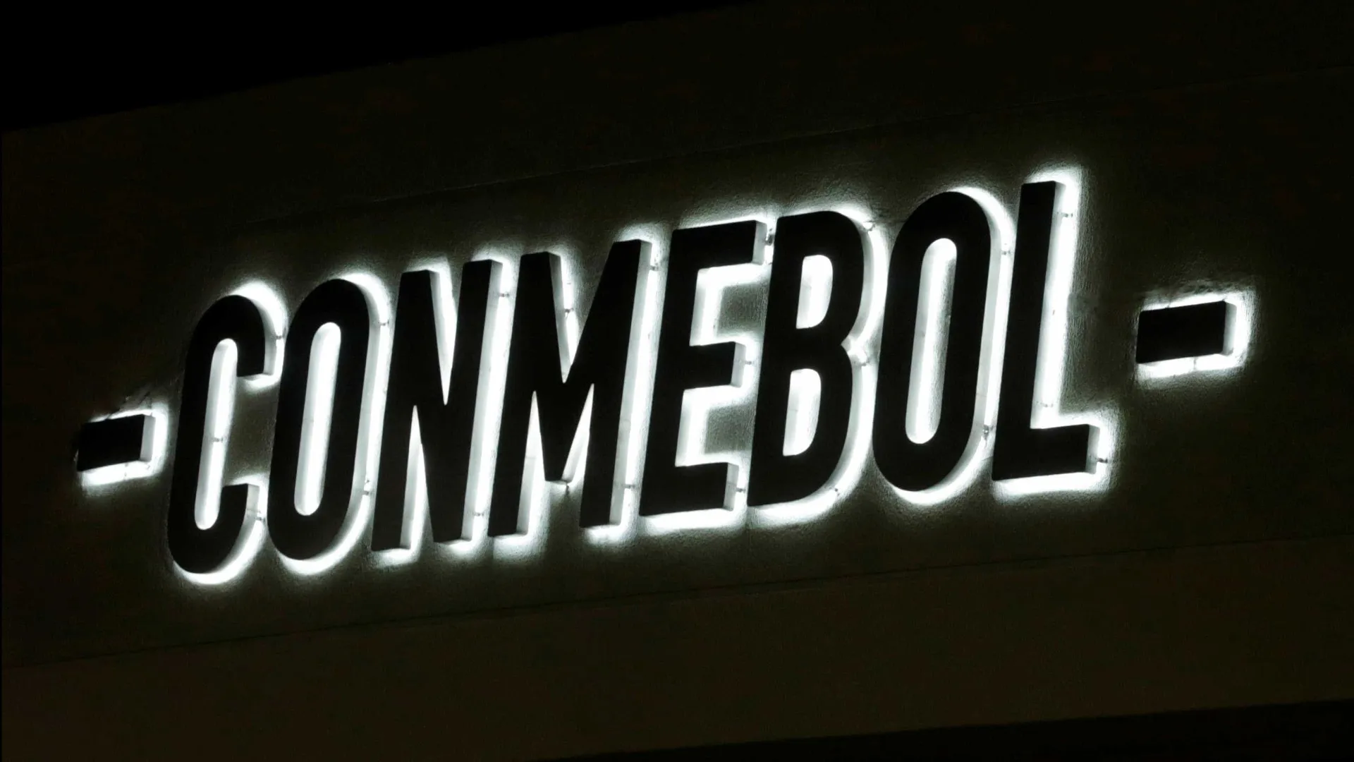 Conmebol admite erro da arbitragem em expulsão de Plata na vitória do Flamengo