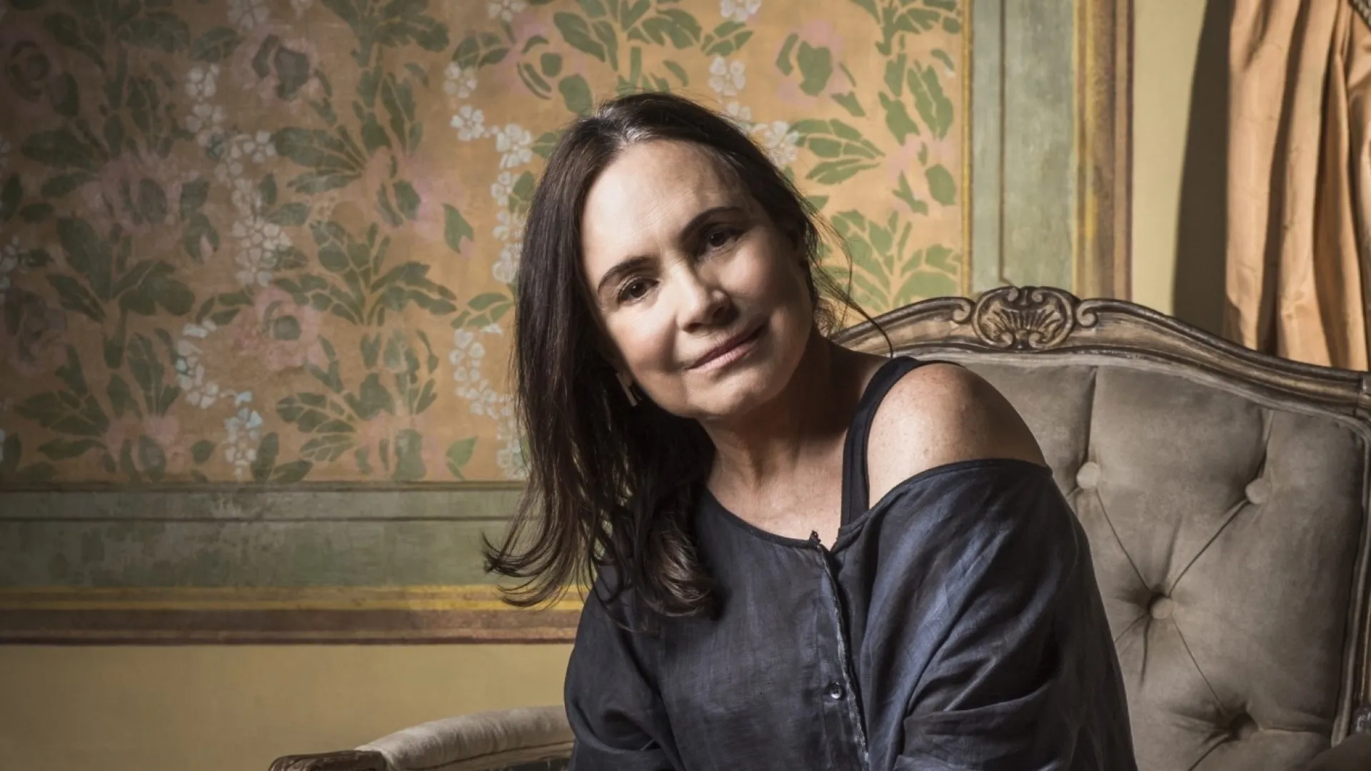 Regina Duarte deixa evento de arte em SP de cadeira de rodas