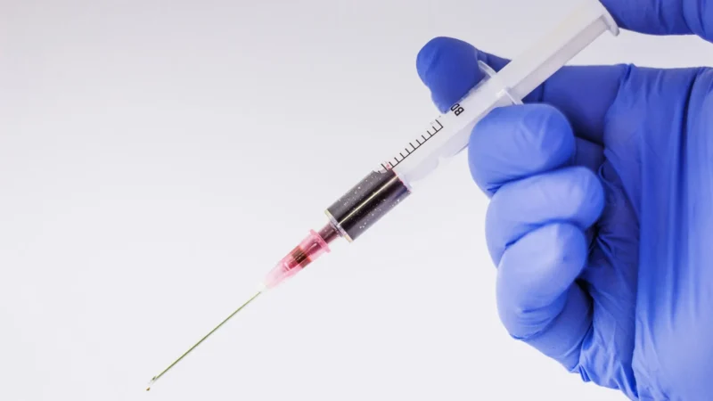 Mãe de bebê ataca enfermeira com seringa possivelmente com HIV em BH