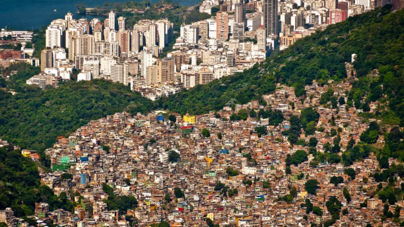 Facções e milícias dominam serviço de provedores de internet e se expandem no Rio