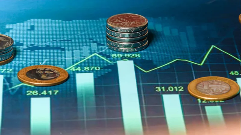 Bolsa renova máxima histórica, e dólar sobe em linha com o exterior