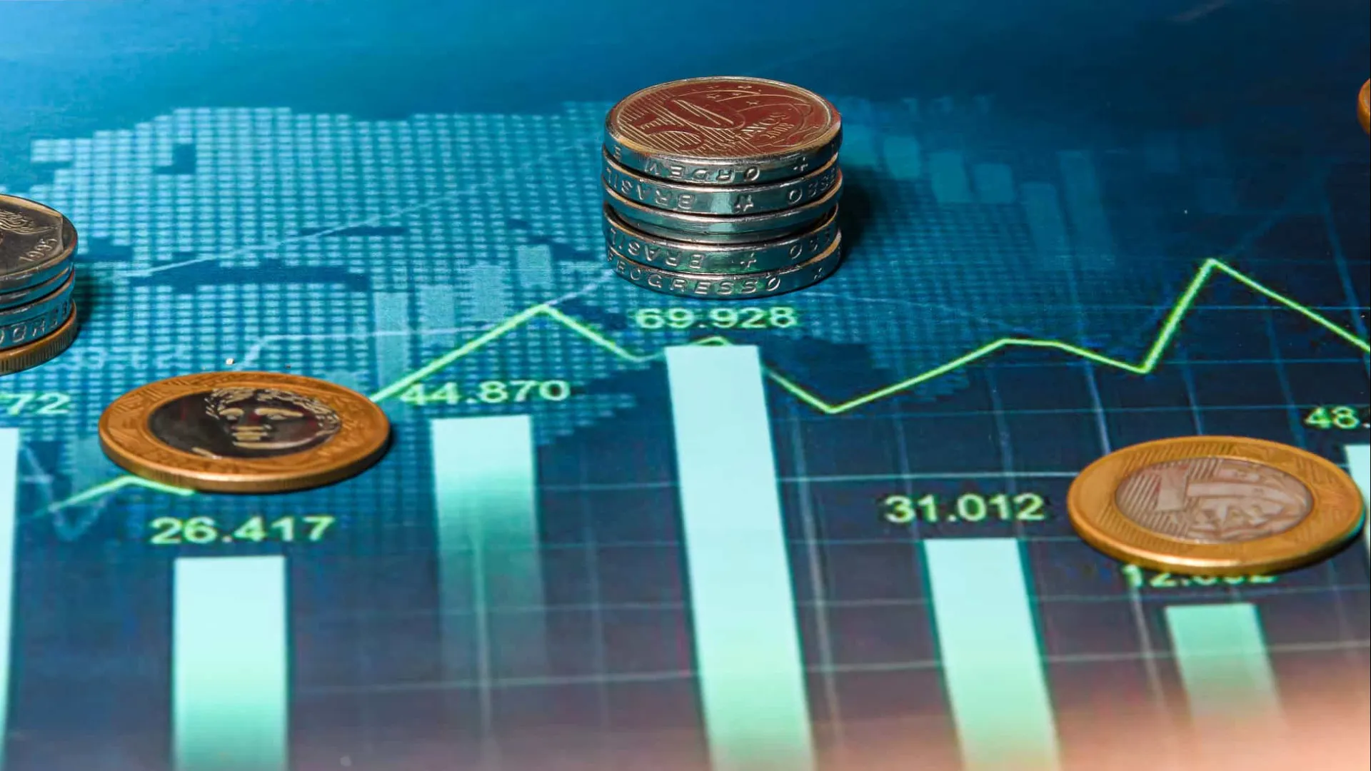 Bolsa renova máxima histórica, e dólar sobe em linha com o exterior