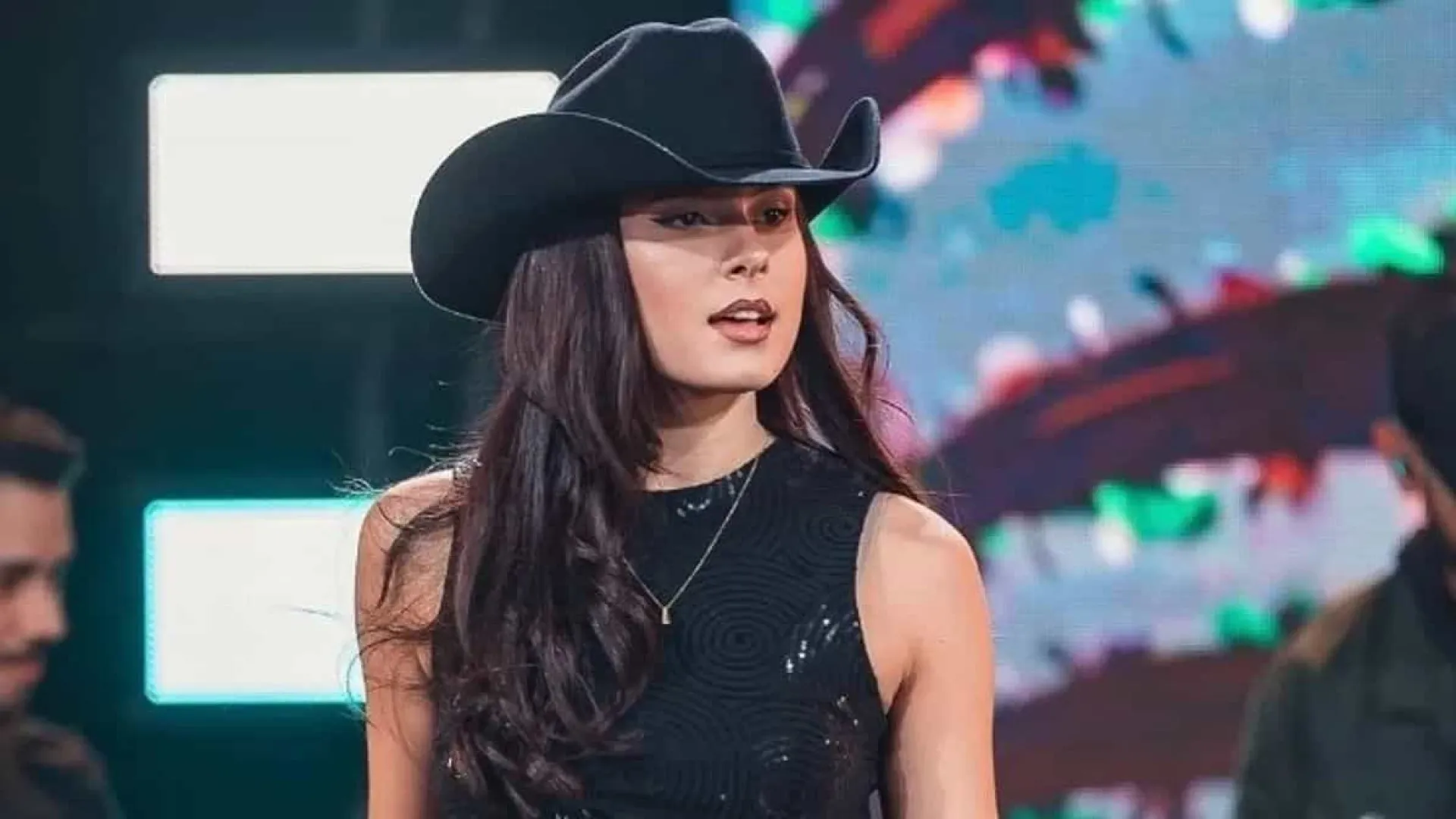 Ana Castela canta hino na NFL e é surpreendida por Niall Horan em São Paulo