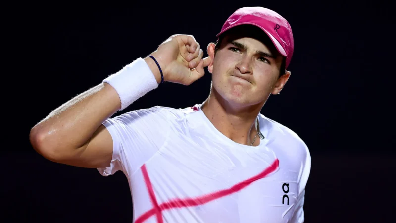 Fonseca tieta Federer, vibra com Agassi e encanta Rafter em semana de aprendizado