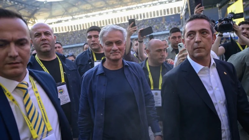 Mourinho chama passagem no Fenerbahçe de erro e presidente rebate crítica