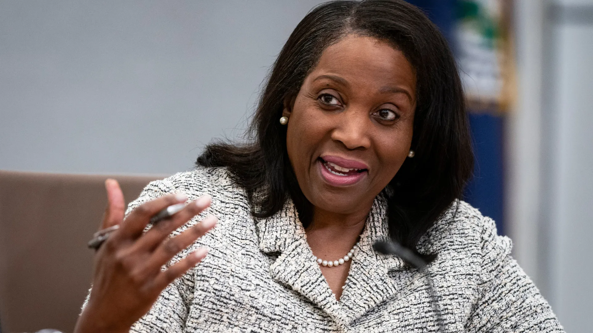 Governo dos EUA volta acusar Cook de fraude e benefícios com cargo no Fed