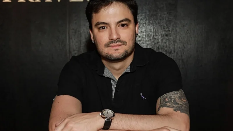 Felipe Neto encerra seu clube do livro depois de um ano e surpreende assinantes