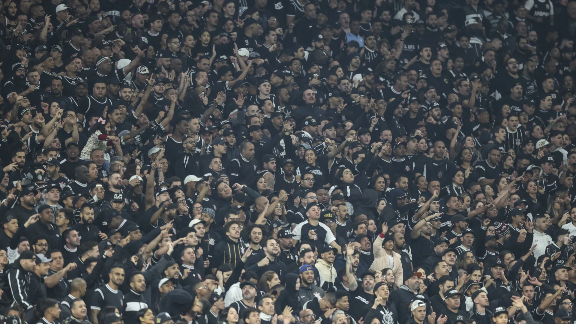Corinthians visita Fluminense em busca de calmaria no Brasileirão