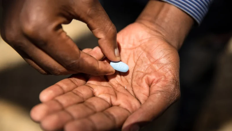 Jovens de 15 a 29 anos são os que mais usam máquinas de PrEP, de prevenção ao HIV, no metrô de SP
