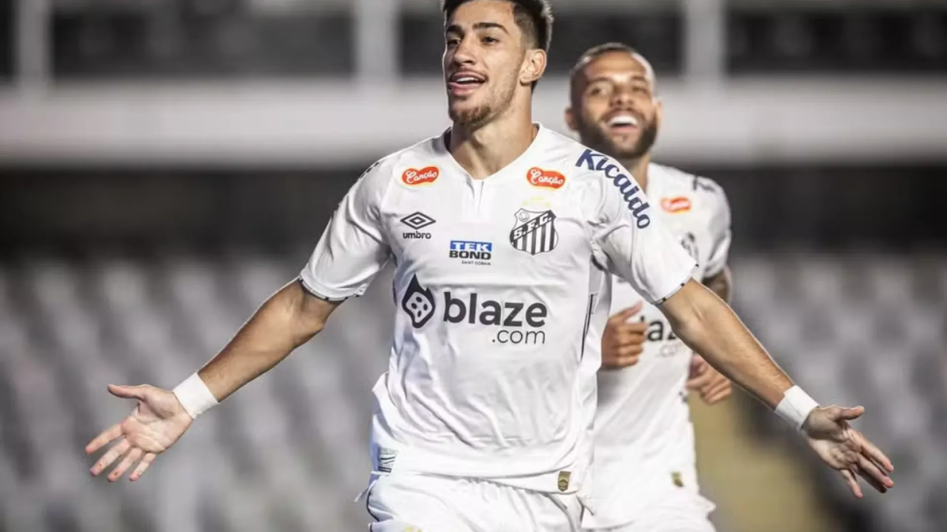 Ex-Santos dá chute no portão e ataca câmeras da casa da namorada; vídeo