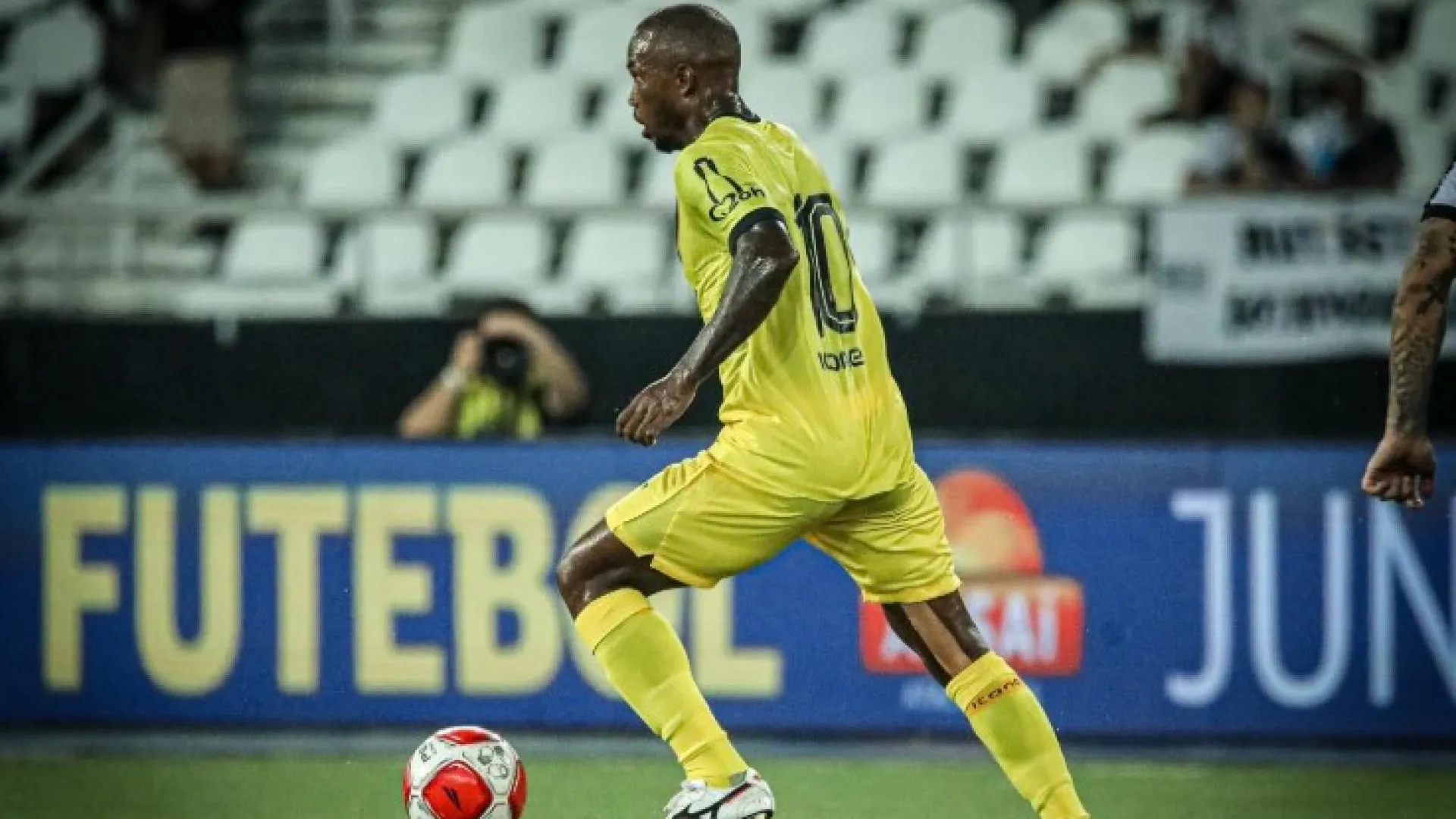 Ex-Palmeiras se aposenta aos 33 anos após uma década com dores