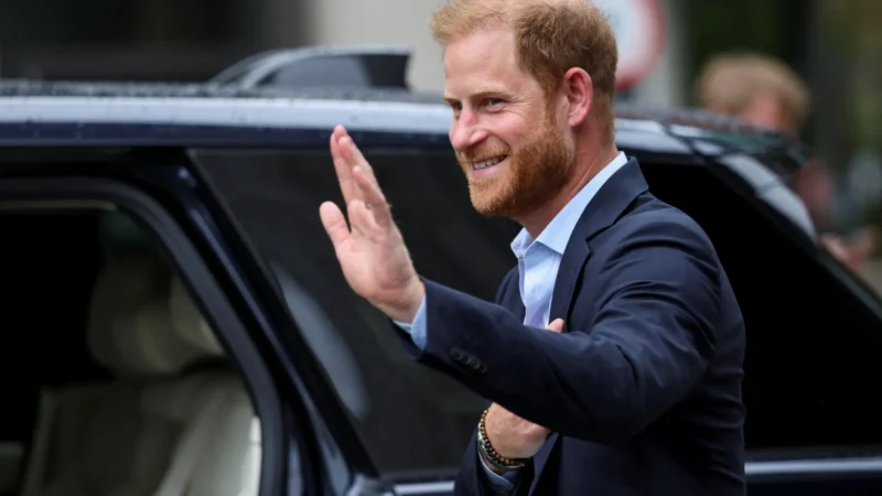 Príncipe Harry aparece de surpresa em Kiev e promete apoiar militares