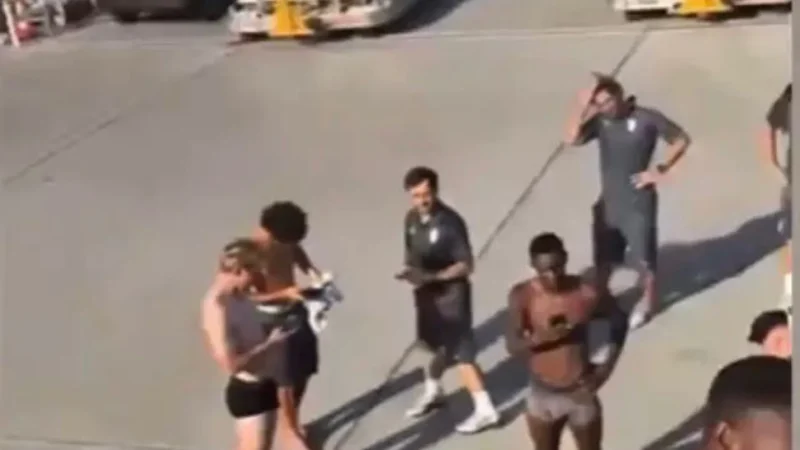 Jogadores do Monaco enfrentam calor extremo e ficam de cueca em avião