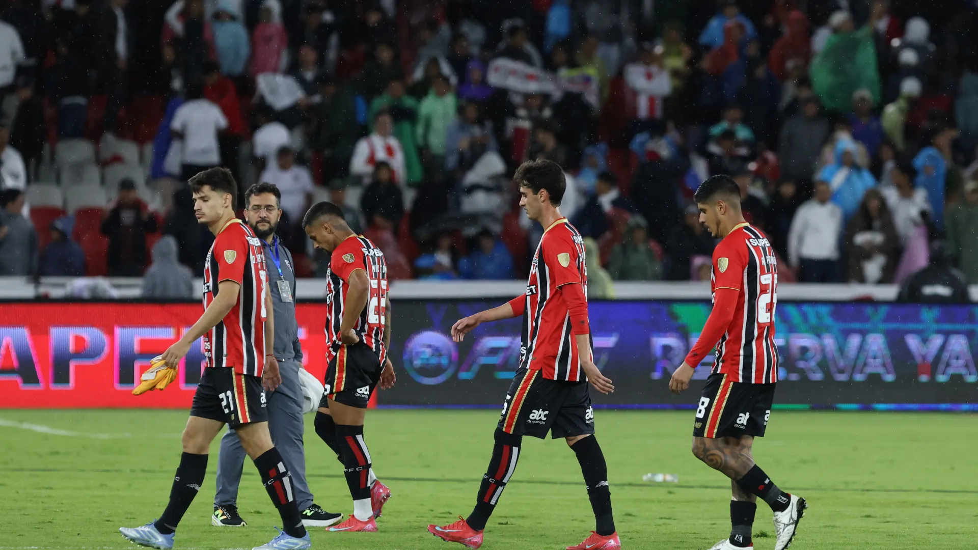 São Paulo vacila demais, perde da LDU e se complica na Libertadores