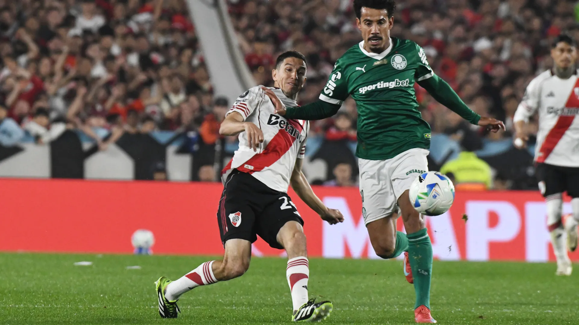 Meia sem holofote vira líder e sobrevive no Palmeiras mesmo com Andreas