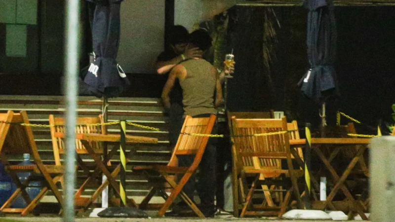 ‘Duas pessoas solteiras’, diz Lucas Leto após ser flagrado beijando Alvaro