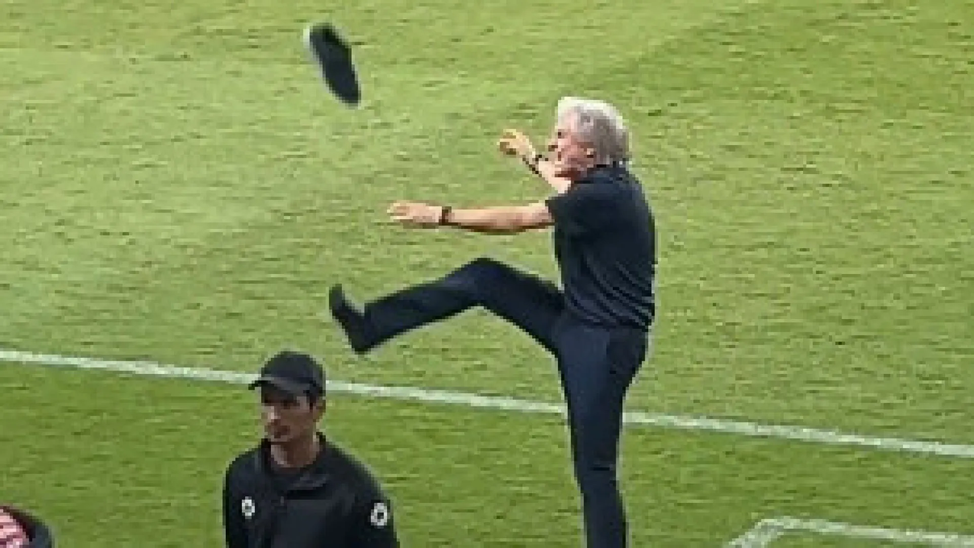 Al Nassr goleia, mas Jorge Jesus perde a cabeça e até um sapato ‘voa’