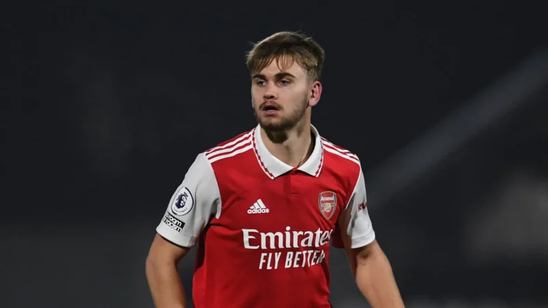 Ex- jogador do Arsenal, Billy Vigar, morre após choque em campo