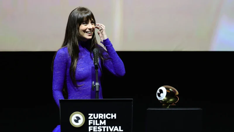 Dakota Johnson aposta em transparência e recebe prêmio em festival