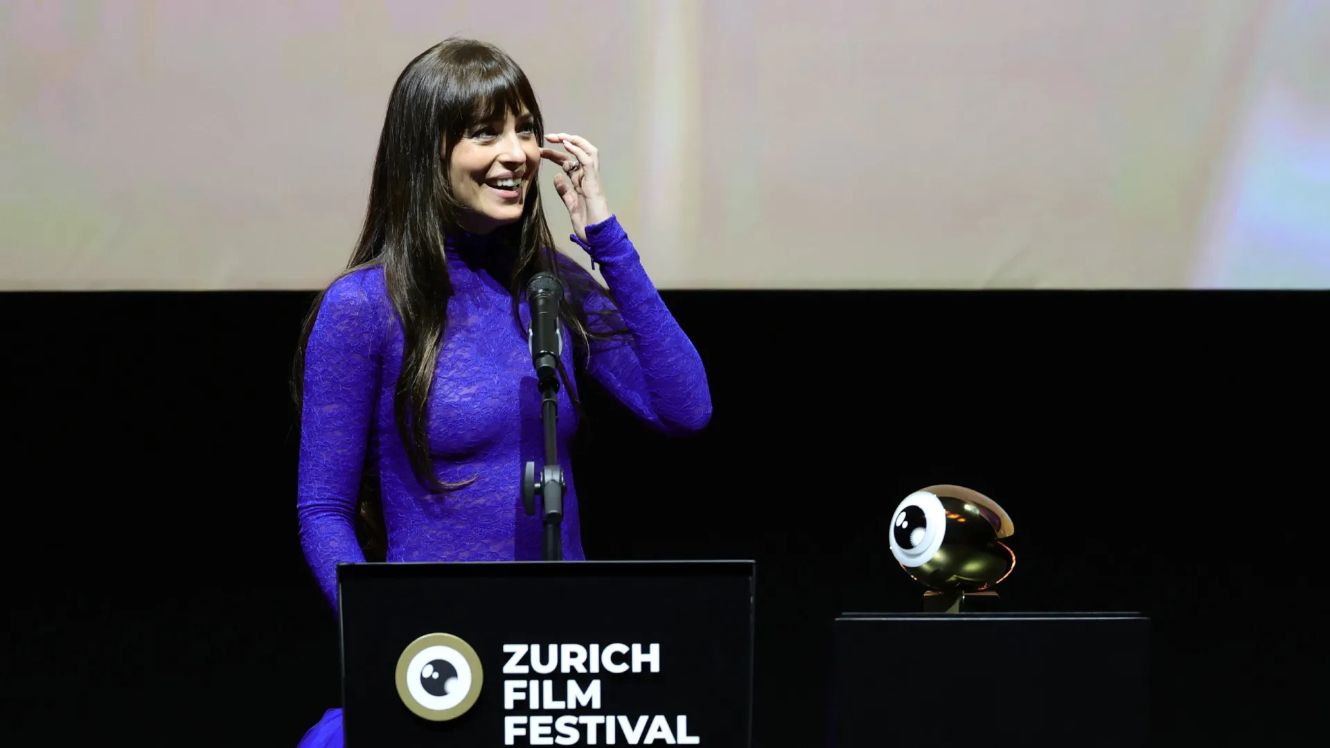 Dakota Johnson aposta em transparência e recebe prêmio em festival