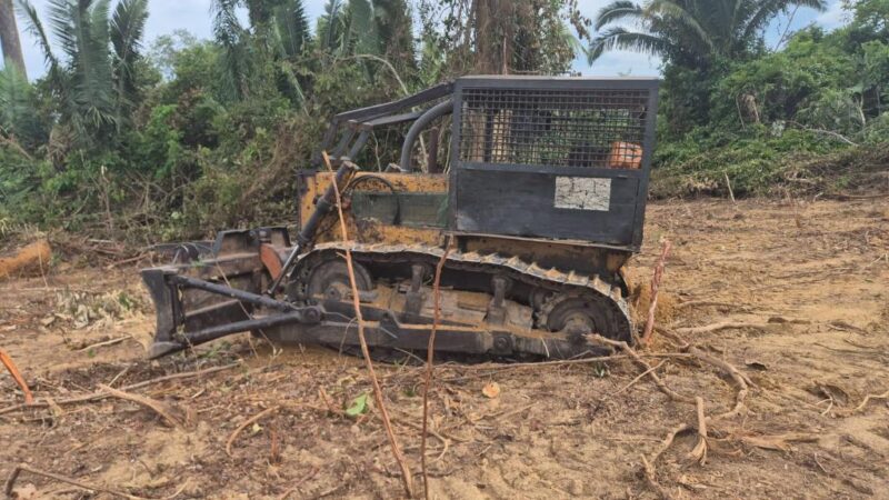 Polícia Militar Ambiental apreende trator usado em desmatamento ilegal em Colniza