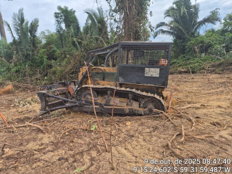 Polícia Militar Ambiental apreende trator usado em desmatamento ilegal em Colniza