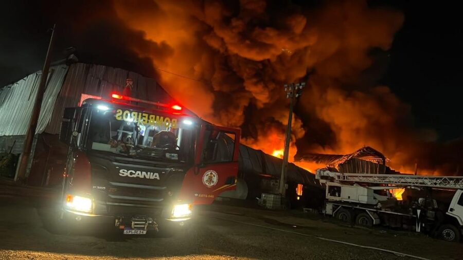 Bombeiros controlam incêndio de grandes proporções em empresa de reciclagem em Cuiabá