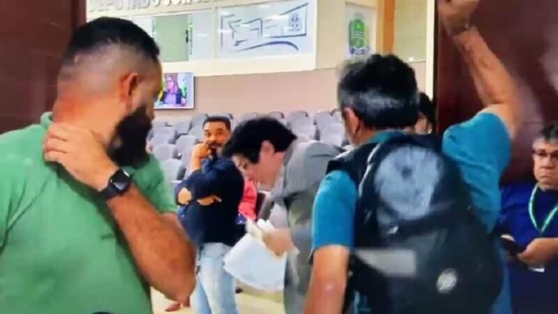 Vereador é agredido por jornalista na câmara de Sinop(veja vídeos)
