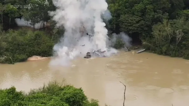 Polícia Civil destrói nove balsas em operação contra garimpo ilegal em Peixoto de Azevedo e Matupá