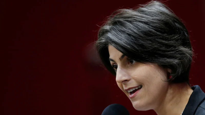 Confundida com Manuela Dias, Manuela D’Ávila esclarece que não é autora de ‘Vale Tudo’