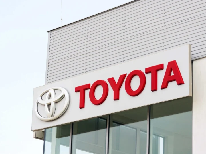 Toyota retomará produção em novembro com motores importados