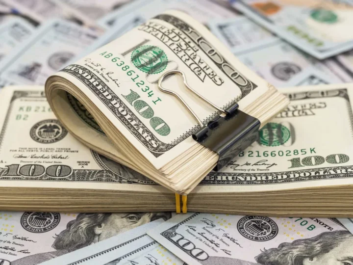 Dólar fecha estável e Bolsa sobe com ‘shutdown’ nos EUA e contas públicas nos holofotes