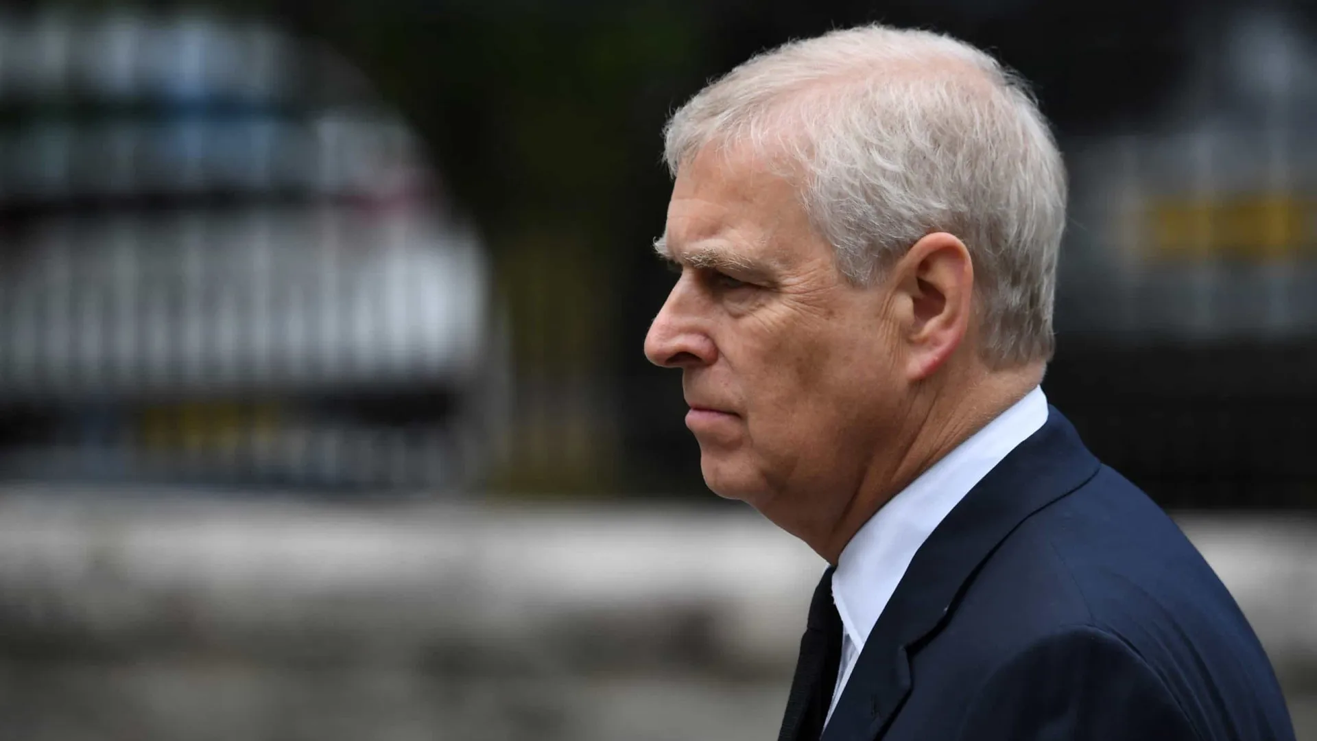 Envolvido em escândalos, príncipe Andrew renuncia a título real no Reino Unido