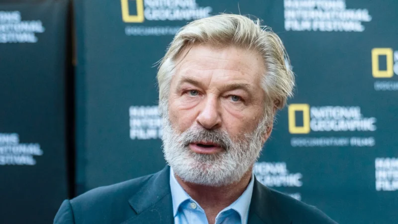 Alec Baldwin e irmão sofrem acidente de carro em Nova York