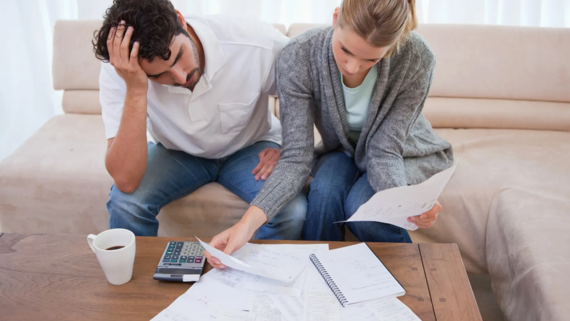 Deixar dinheiro parado na conta pode reduzir até 20% do poder de compra em cinco anos, diz estudo