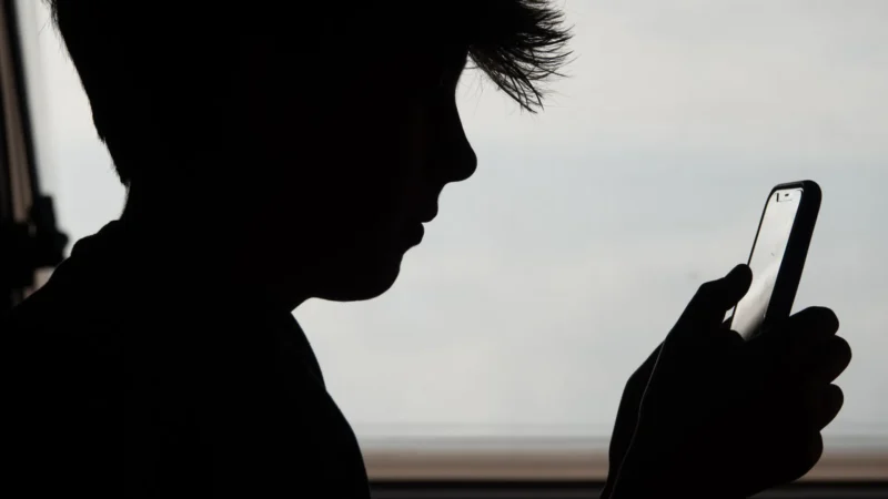 Professor que trocou mundo corporativo por escola pública alerta alunos sobre perigos das redes