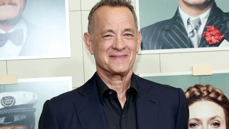 Tom Hanks é flagrado disfarçado no metrô de Nova York, mas gafe entrega o astro