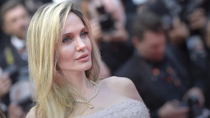Angelina Jolie relata divórcio ‘traumático’ de Brad Pitt e fala em dificuldades financeiras
