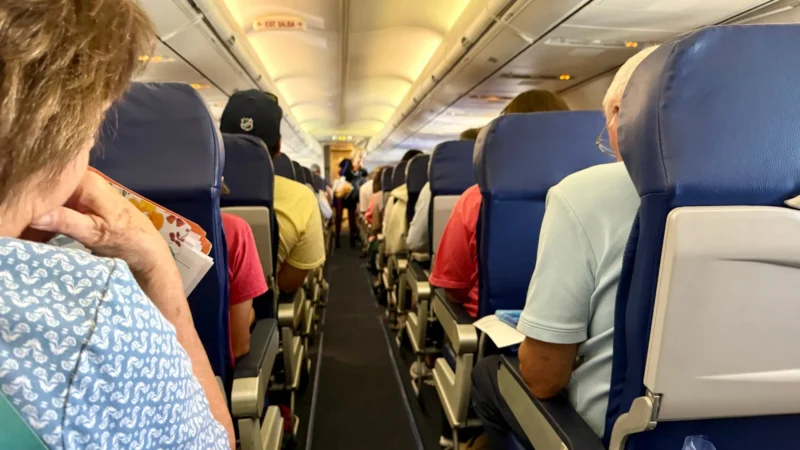 Passageiro terá de pagar mais para inclinar assento em aérea canadense; entenda