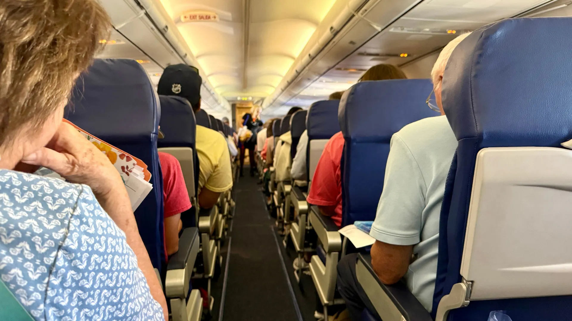 Passageiro terá de pagar mais para inclinar assento em aérea canadense; entenda