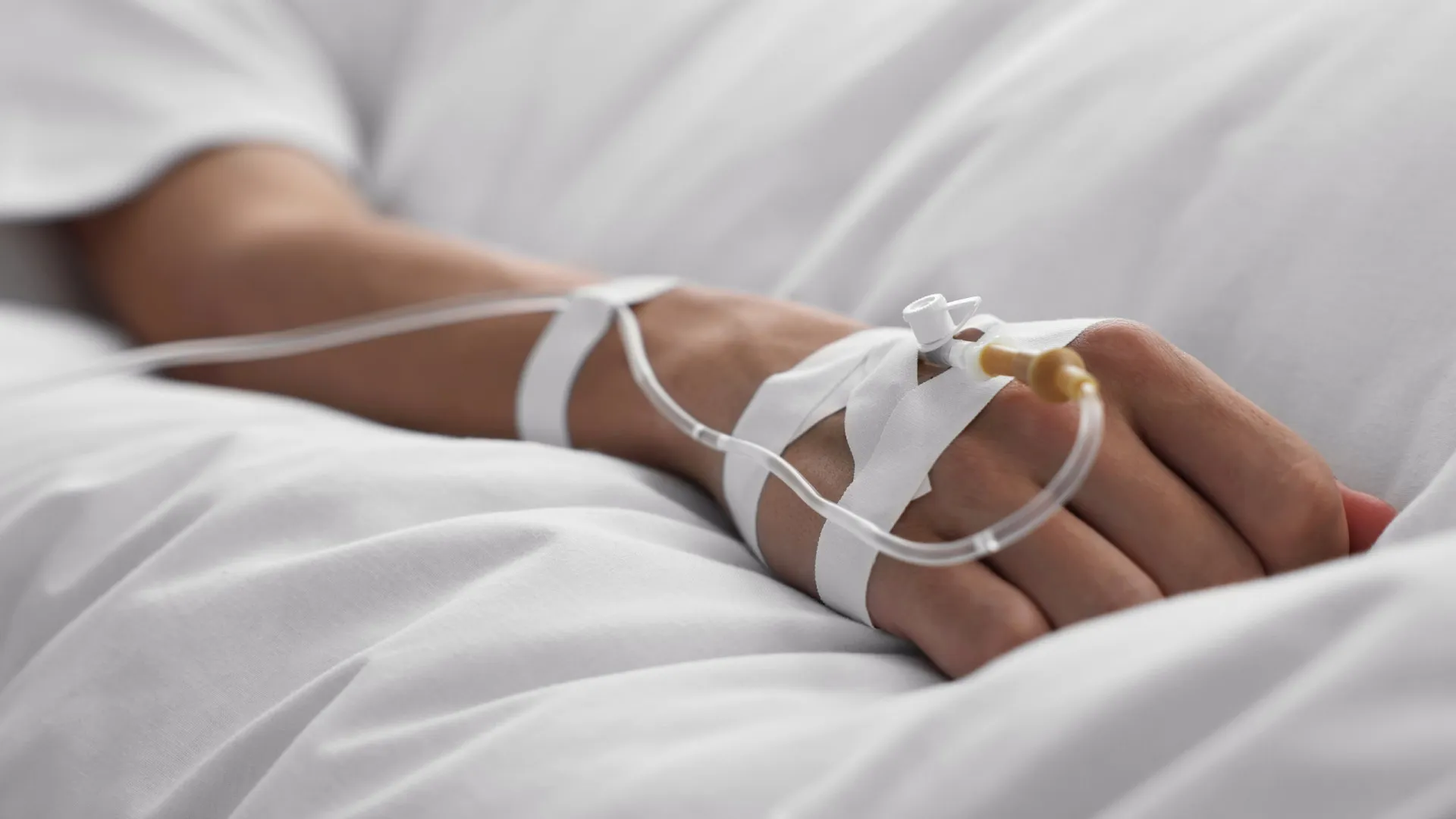 Dois passam por cirurgia após tombamento de ônibus, diz torcida do Flamengo