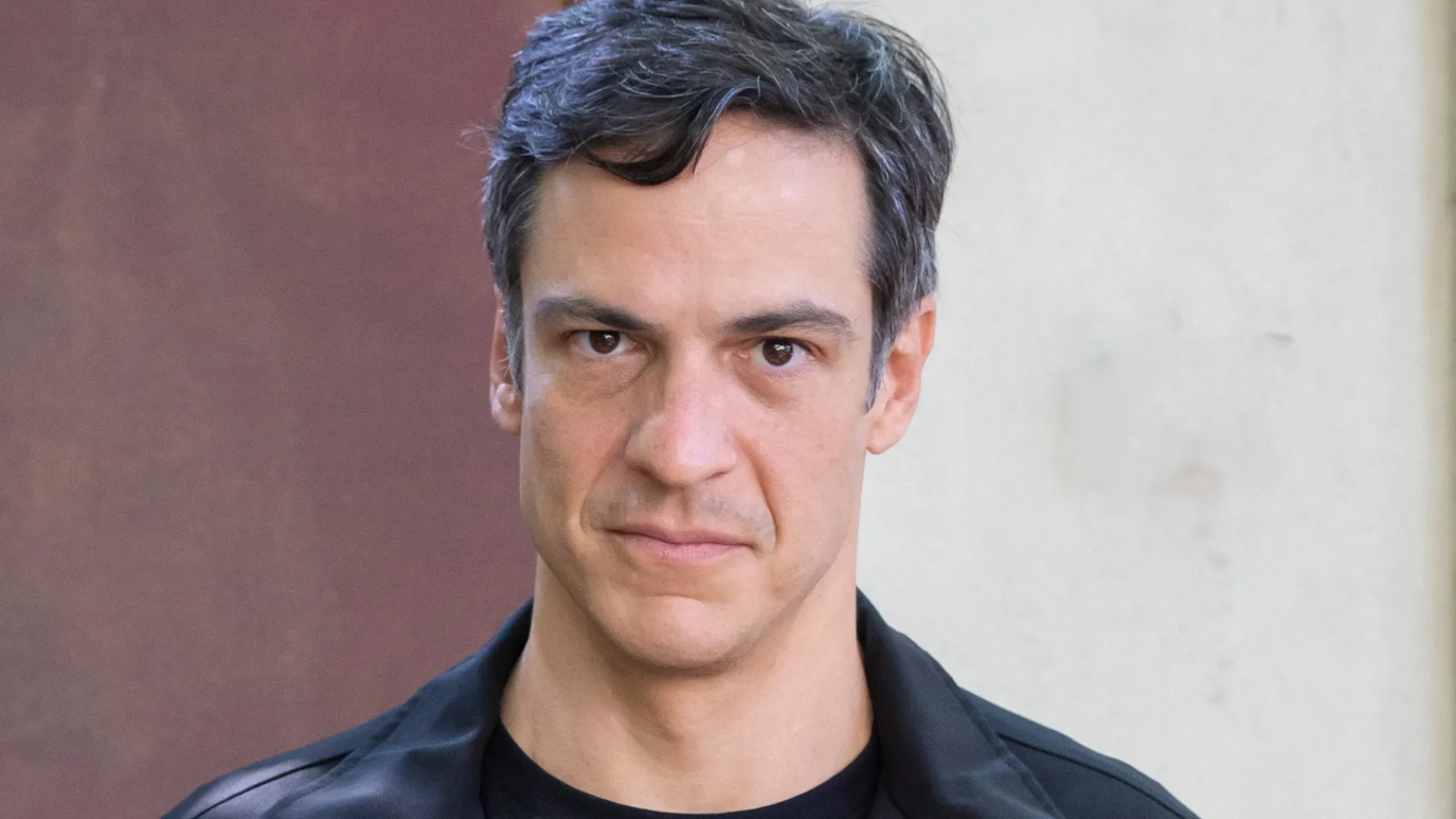 Mateus Solano dá tapa no celular de fã durante peça